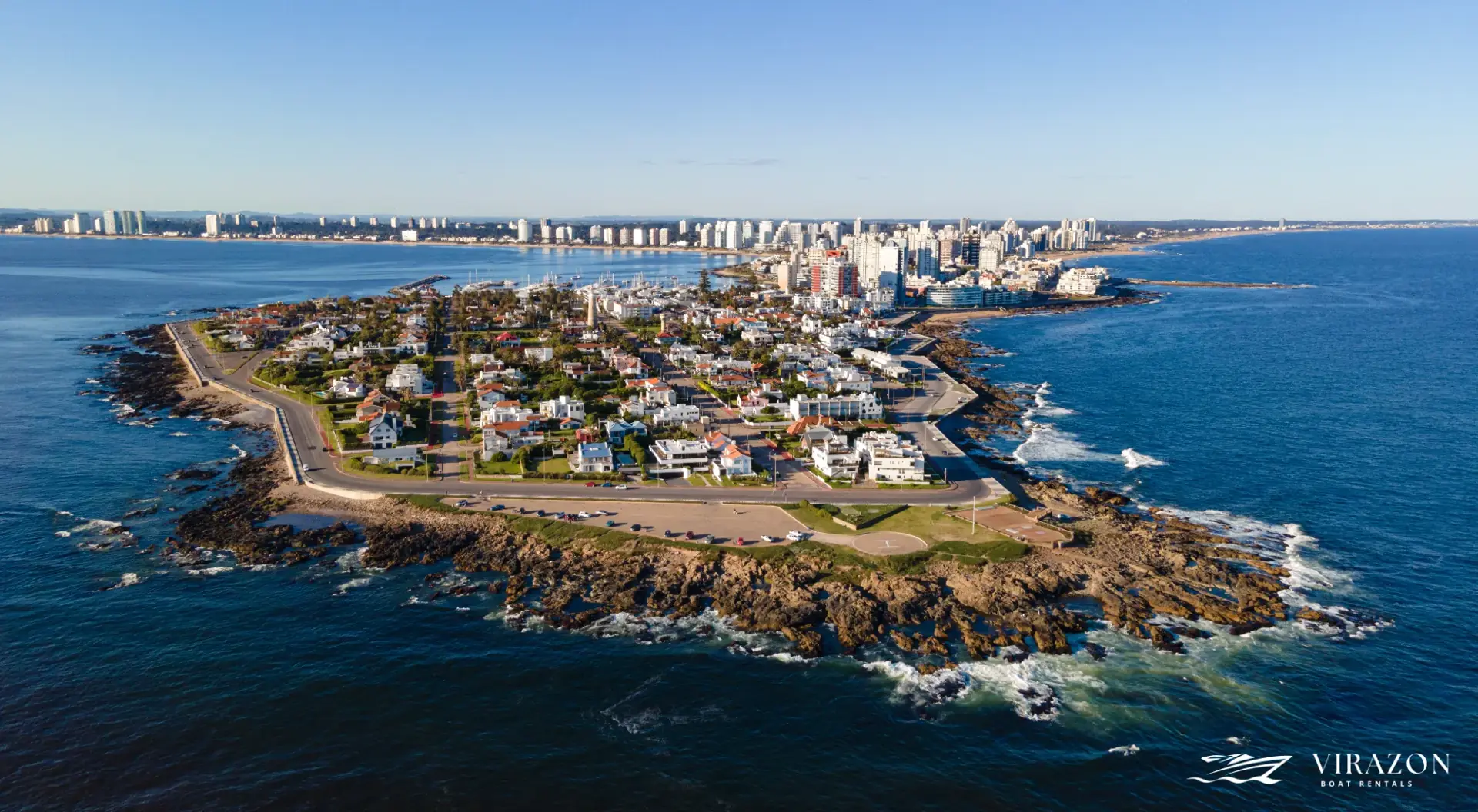 Vista aérea da península e do porto de Punta del Este