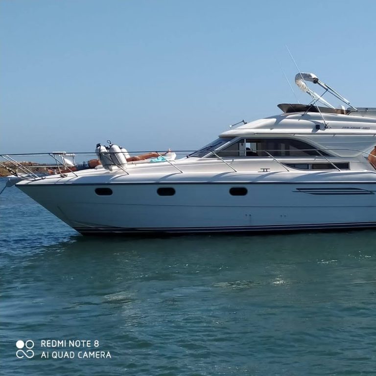Barco Maui para el paseo a Solanas y Punta Ballena