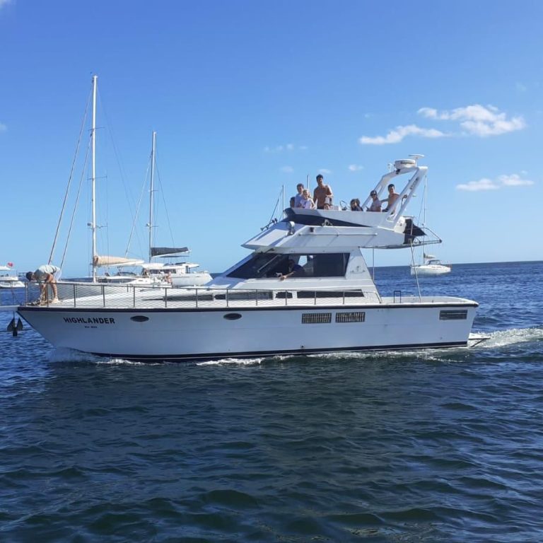 Barco Highlander para el paseo a Solanas y Punta Ballena
