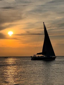 Veleiro ao pôr do sol durante o passeio de barco a Solanas e Punta Ballena