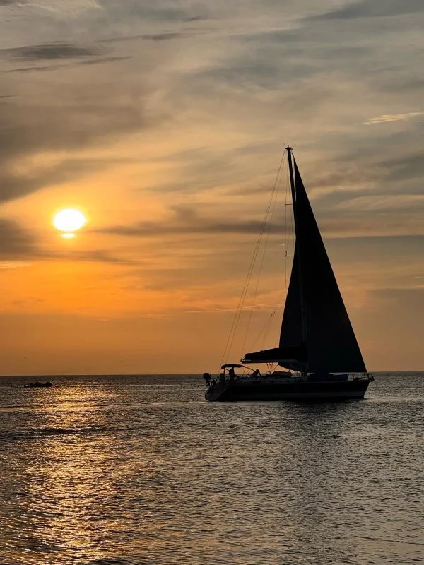Velero al atardecer durante el paseo en barco a Solanas y Punta Ballena