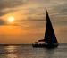 Veleiro ao pôr do sol durante o passeio de barco a Solanas e Punta Ballena