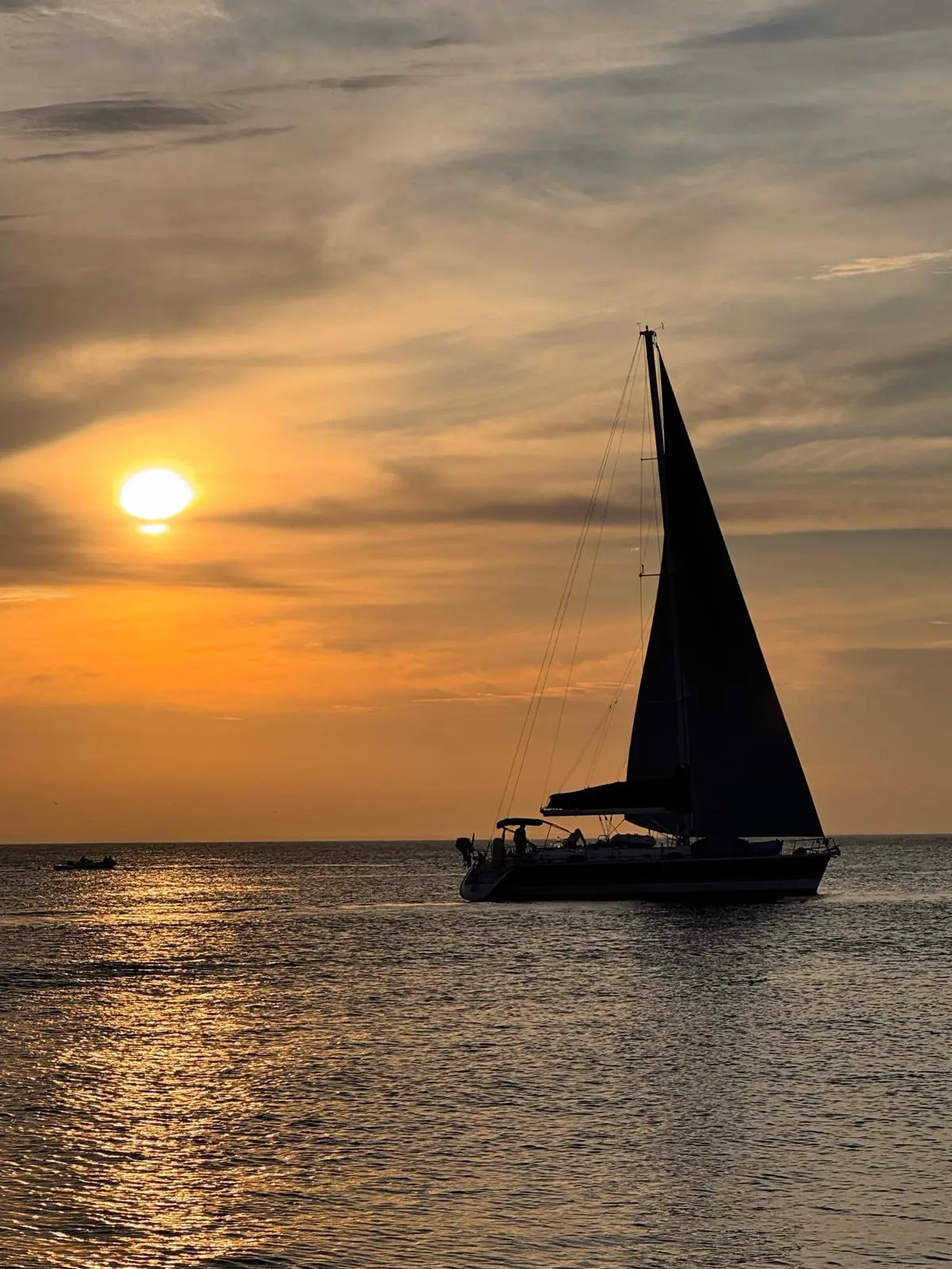 Velero al atardecer durante el paseo en barco a Solanas y Punta Ballena