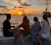 Grupo a bordo do barco privativo vendo o pôr do sol no passeio a Solanas e Punta Ballena