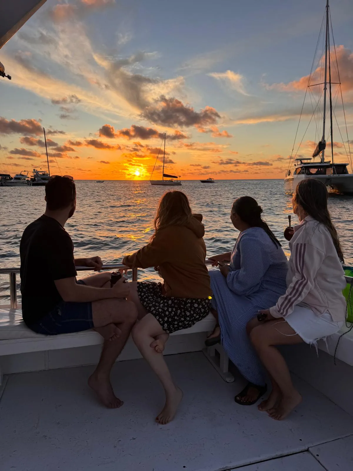 Grupo a bordo del barco privado mirando el atardecer en el paseo a Solanas y Punta Ballena