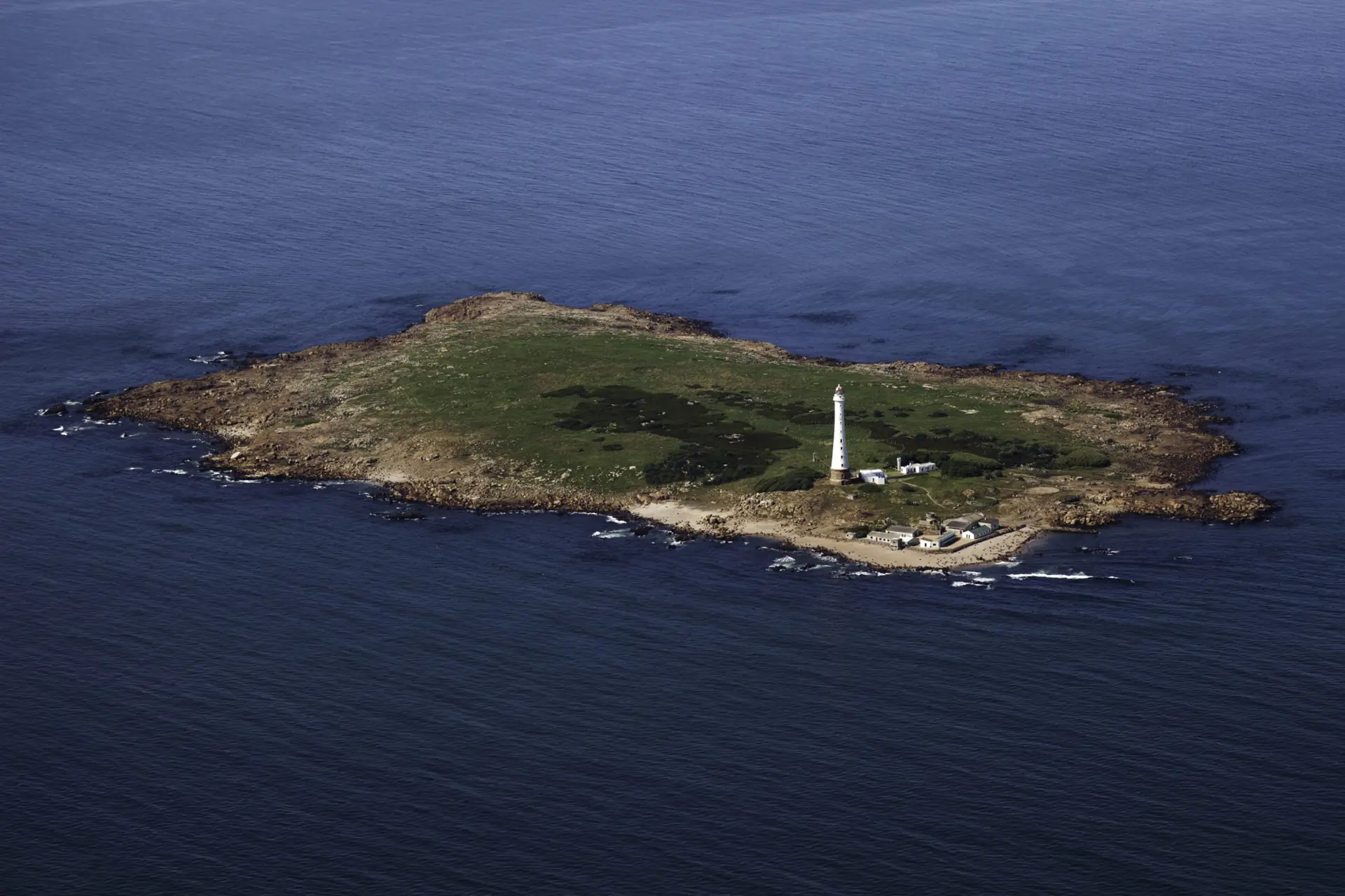 Vista aérea da Ilha dos Lobos em frente a Punta del Este