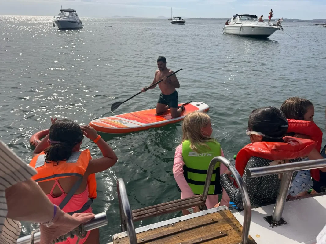 Paddle y baño junto al barco privado durante el fondeo